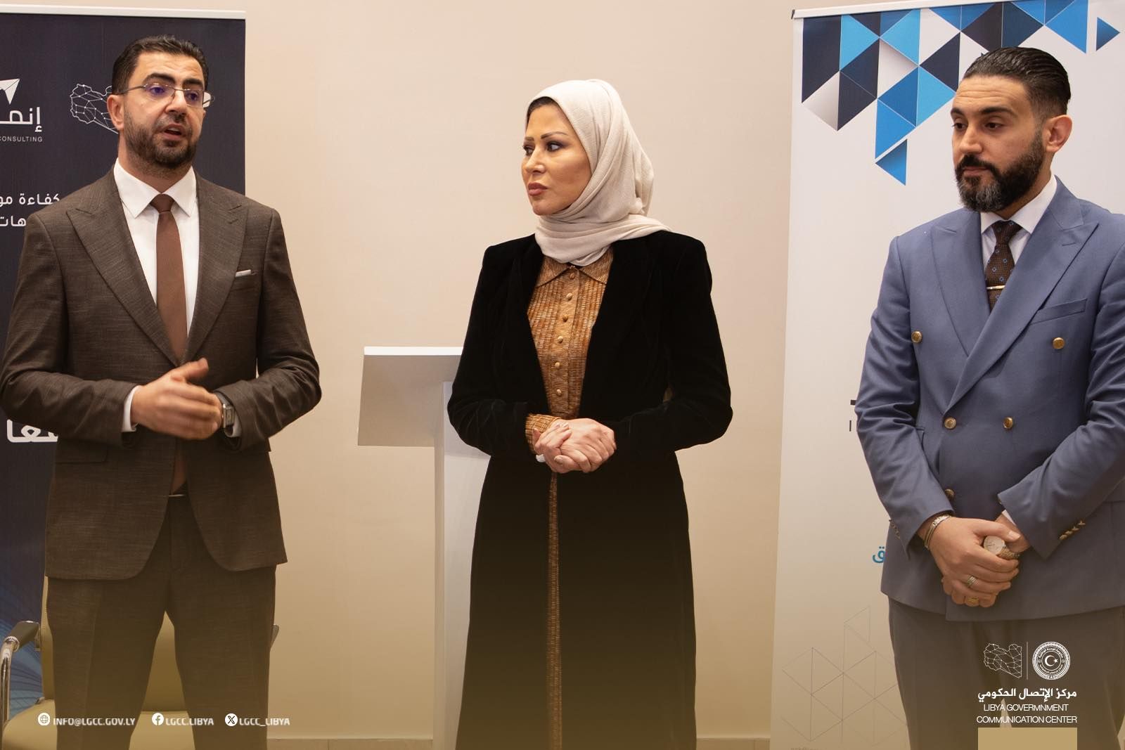 الإعلامية خديجة بن قنة خلال تقديم دورة المتحدث الرسمي لوزارات حكومة الوحدة الوطنية بمركز الاتصال الحكومي